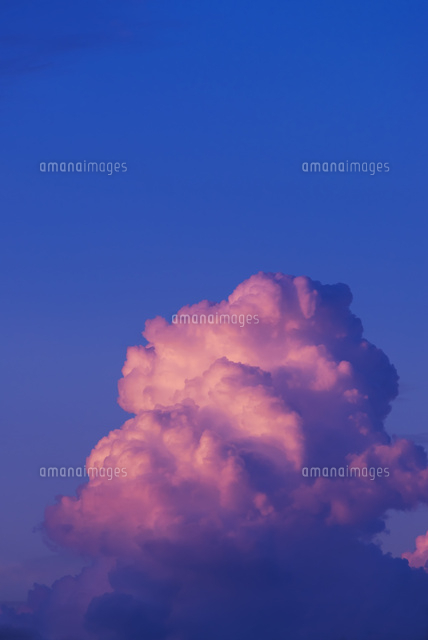 夕日に焼ける積乱雲 の写真素材 イラスト素材 アマナイメージズ