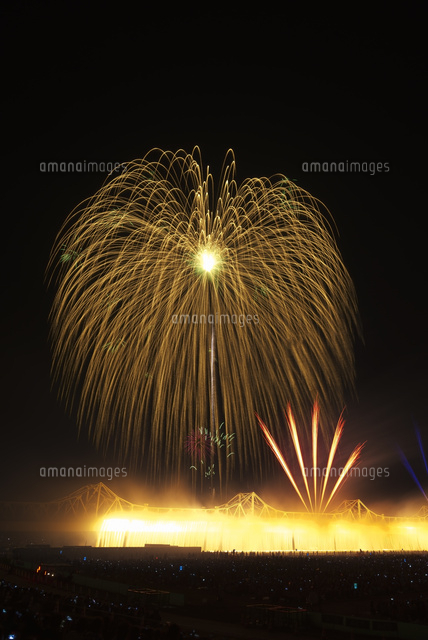 長岡まつり大花火大会の正三尺玉とナイアガラ の写真素材 イラスト素材 アマナイメージズ