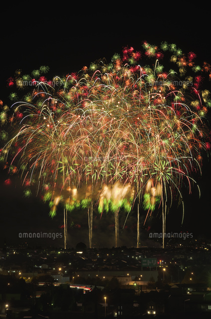 夜景と長岡まつり大花火大会の花火 この空の花 の写真素材 イラスト素材 アマナイメージズ