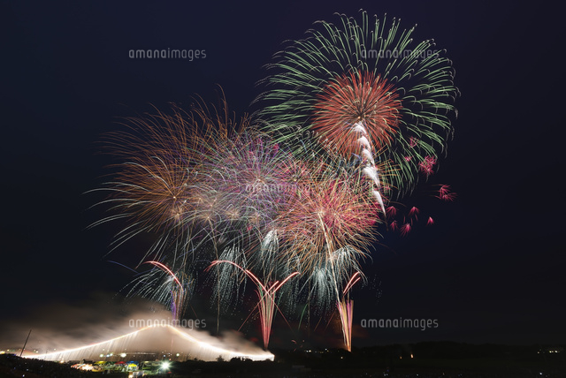 常総きぬ川花火大会 オープニング花火ナイアガラ富士0m付 の写真素材 イラスト素材 アマナイメージズ 常総きぬ川花火大会 オープニング花火ナイアガラ富士0m付 の写真素材 イラスト素材 アマナイメージズ