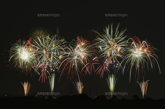 こうのす花火大会のスターマイン の写真素材 イラスト素材 アマナイメージズ