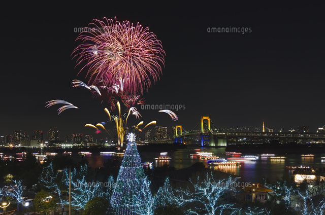 お台場からお台場レインボー花火と屋形船と東京夜景 の写真素材 イラスト素材 アマナイメージズ
