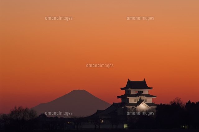 富士山と関宿城ライトアップと夕焼け の写真素材 イラスト素材 アマナイメージズ 富士山と関宿城ライトアップと夕焼け の写真素材 イラスト素材 アマナイメージズ