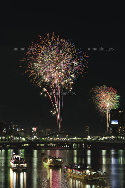 隅田川花火大会と屋形船 の写真素材 イラスト素材 アマナイメージズ