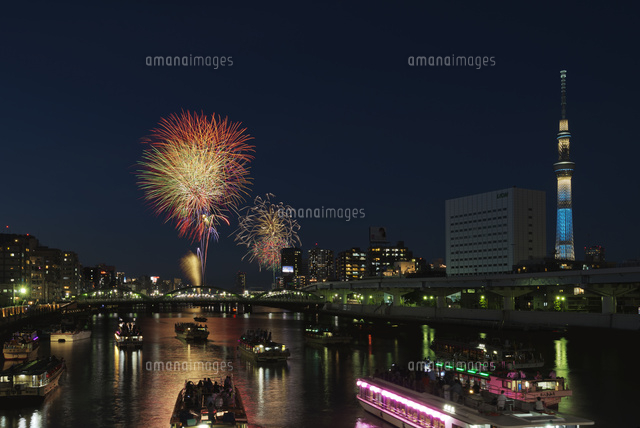 隅田川花火大会と東京スカイツリーと屋形船 の写真素材 イラスト素材 アマナイメージズ