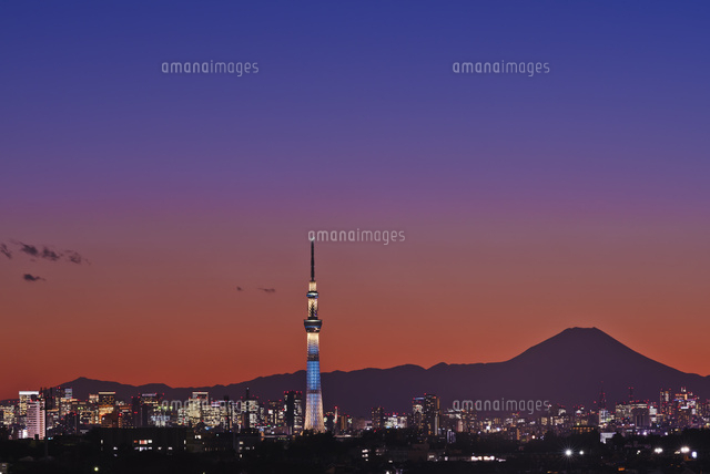 千葉県から富士山と都会の高層ビル群と東京スカイツリー暮色 の写真素材 イラスト素材 アマナイメージズ