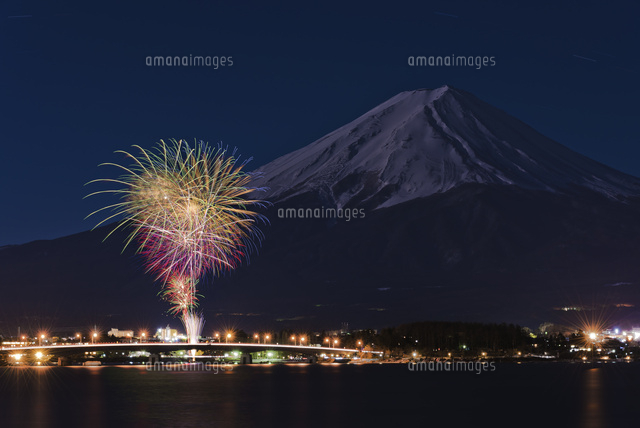 冬富士と河口湖大橋と河口湖 冬花火 の写真素材 イラスト素材 アマナイメージズ