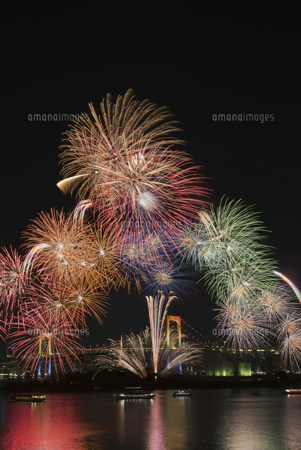 お台場レインボー花火とレインボーブリッジと屋形船 の写真素材 イラスト素材 アマナイメージズ