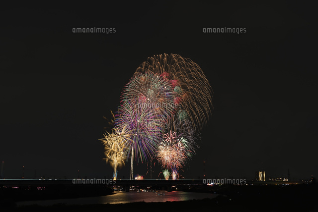 いたばし花火大会と戸田橋花火大会と新幹線軌跡 の写真素材 イラスト素材 アマナイメージズ
