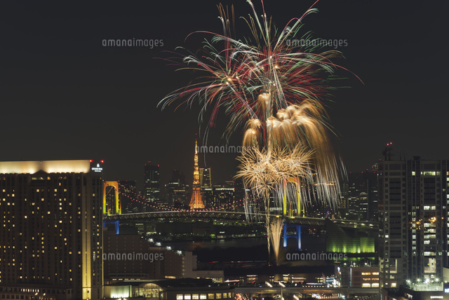 お台場レインボー花火とレインボーブリッジと東京タワー の写真素材 イラスト素材 アマナイメージズ
