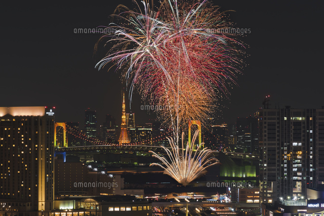 お台場レインボー花火とレインボーブリッジと東京タワー の写真素材 イラスト素材 アマナイメージズ