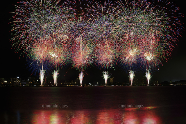 諏訪湖祭湖上花火大会 パッションスターマイン リング オブ ドリーム の写真素材 イラスト素材 アマナイメージズ