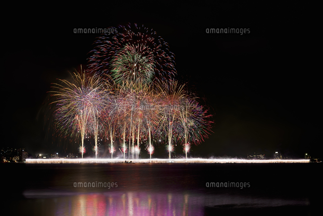 諏訪湖祭湖上花火大会 フィナーレ大ナイアガラ瀑布 水の精 光の精 の写真素材 イラスト素材 アマナイメージズ