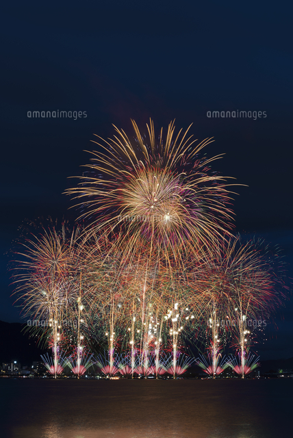 諏訪湖祭湖上花火大会 超ワイドスターマインと大爆音 ようこそすわこまつりへ の写真素材 イラスト素材 アマナイメージズ