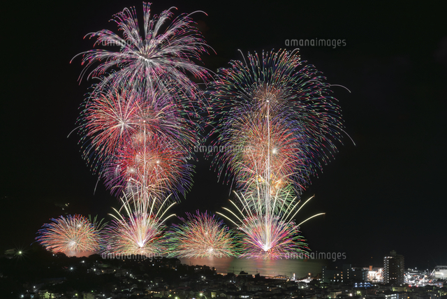 湯河原温泉海上花火大会 水上スターマインとスターマイン の写真素材 イラスト素材 アマナイメージズ