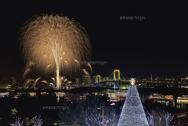お台場レインボー花火とレインボーブリッジライトアップとメモリアルツリーと東京タワー と屋形船 の写真素材 イラスト素材 アマナイメージズ お台場レインボー花火とレインボーブリッジライトアップとメモリアルツリーと東京タワー と屋形船 の写真素材 イラスト素材 アマナイメージズ