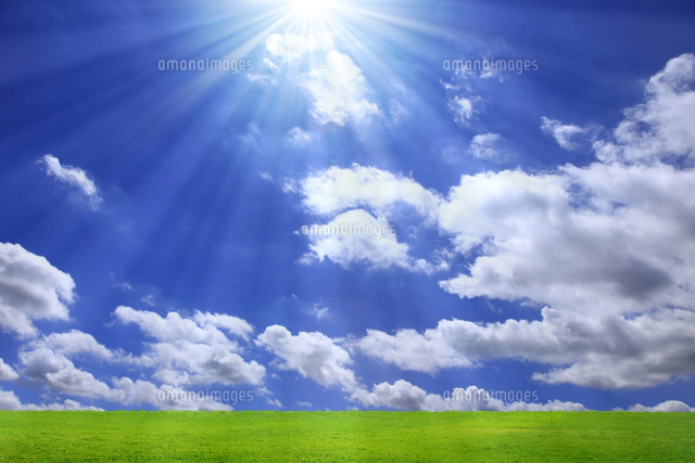 草原と青空に太陽 の写真素材 イラスト素材 アマナイメージズ