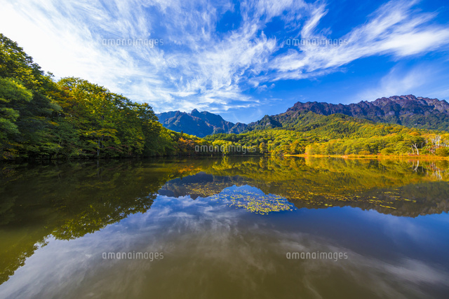 初秋の鏡池と戸隠山 の写真素材 イラスト素材 アマナイメージズ