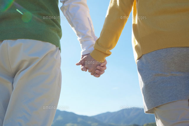 手をつなぐシニア夫婦の後ろ姿 の写真素材 イラスト素材 アマナイメージズ