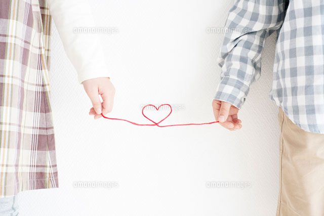 赤い糸を持つ男の子と女の子 の写真素材 イラスト素材 アマナイメージズ