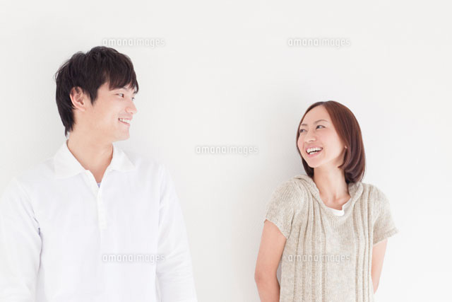 笑顔の日本人カップル の写真素材 イラスト素材 アマナイメージズ