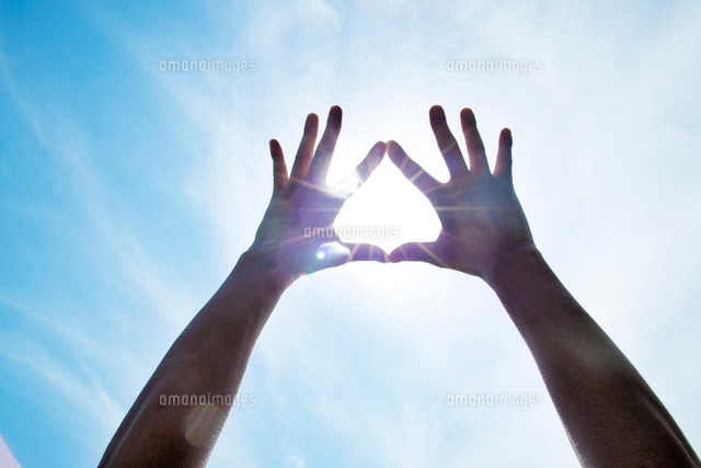 青空に向かって伸ばした手 の写真素材 イラスト素材 アマナイメージズ