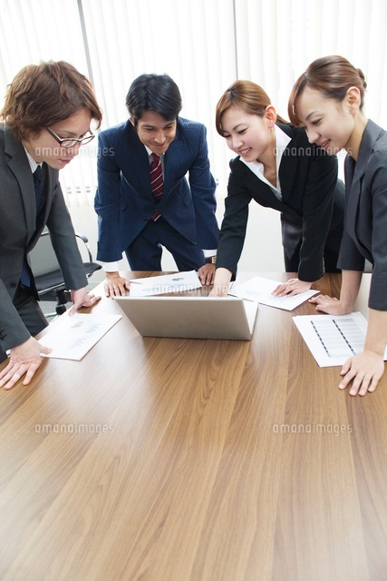 ミーティングをするビジネスピープル の写真素材 イラスト素材 アマナイメージズ