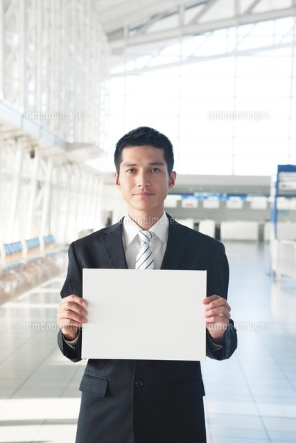 メッセージボードを持つビジネスマン の写真素材 イラスト素材 アマナイメージズ