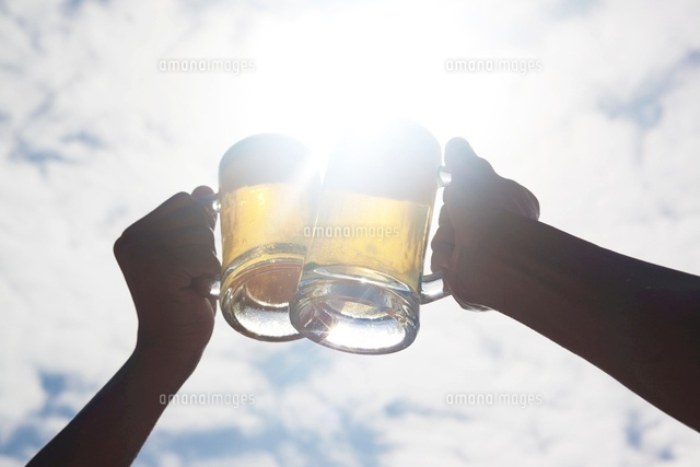 ビールジョッキを持つ2人の手 の写真素材 イラスト素材 アマナイメージズ