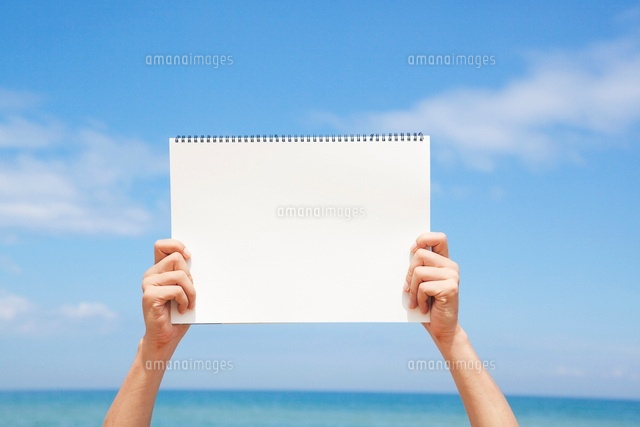 メッセージボードを持つ手 の写真素材 イラスト素材 アマナイメージズ