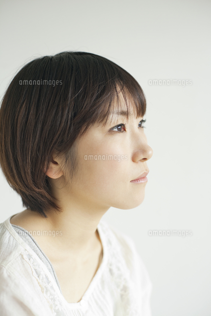 若い日本人女性の横顔[10417004197]の写真・イラスト素材｜アマナ