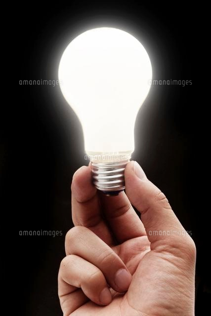 光る電球を持つ手 の写真素材 イラスト素材 アマナイメージズ 光る電球を持つ手 の写真素材 イラスト素材 アマナイメージズ