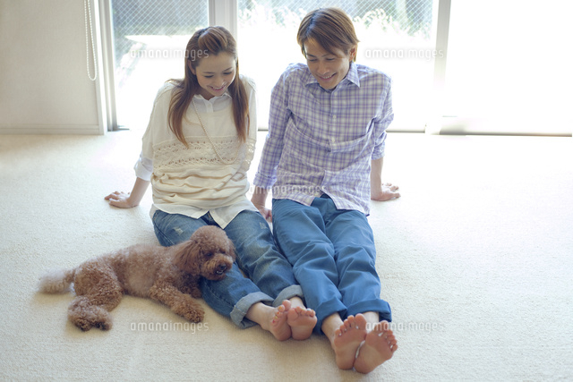 寄り添うカップルと犬 の写真素材 イラスト素材 アマナイメージズ