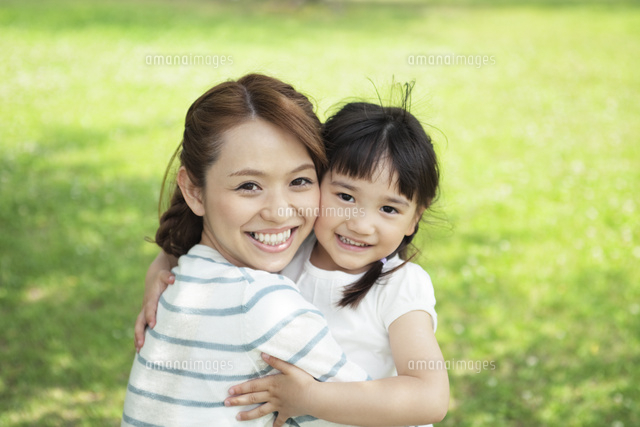 娘を抱きしめる母 の写真素材 イラスト素材 アマナイメージズ