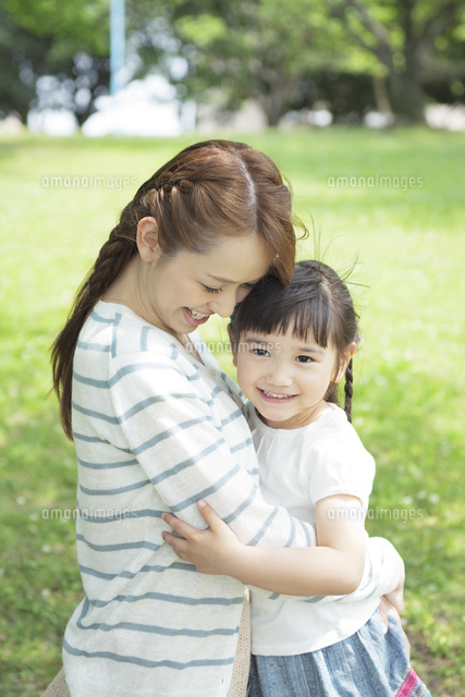 娘を抱きしめる母 の写真素材 イラスト素材 アマナイメージズ