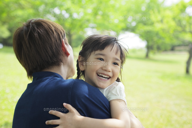 父親に抱きつく笑顔の女の子 の写真素材 イラスト素材 アマナイメージズ