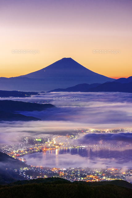 高ボッチ高原から富士山と雲海と朝焼け[10428001767]の写真・イラスト