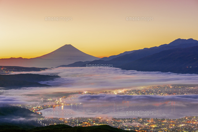 高ボッチ高原から富士山と雲海と朝焼け[10428001769]の写真・イラスト