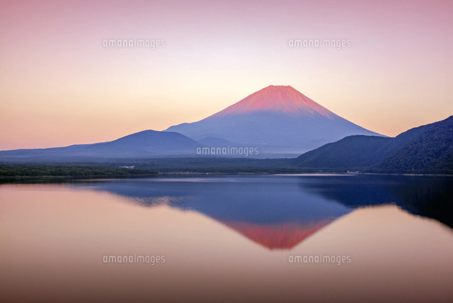 赤富士 本栖湖と富士山[10428001775]の写真・イラスト素材｜アマナ