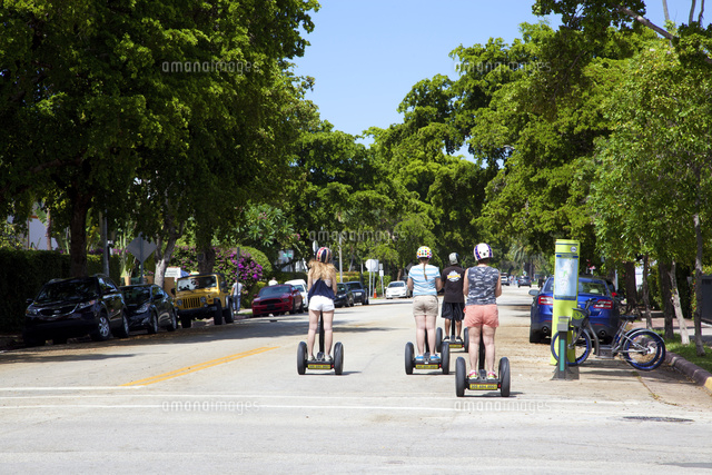 セグウェイを運転する女性 の写真素材 イラスト素材 アマナイメージズ