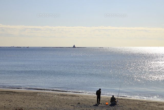 サザンビーチから見える烏帽子岩 の写真素材 イラスト素材 アマナイメージズ