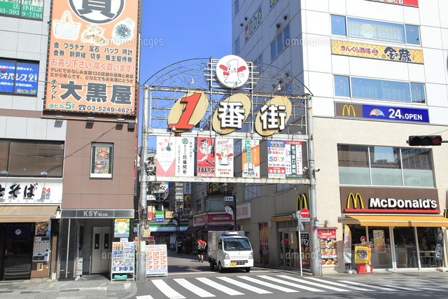 赤羽駅東口一番街 の写真素材 イラスト素材 アマナイメージズ