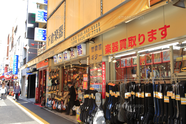 神田御茶ノ水の楽器店街 の写真素材 イラスト素材 アマナイメージズ