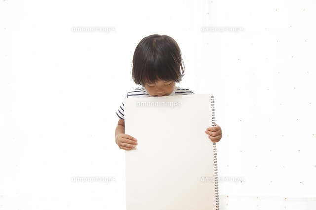 画用紙を持つ子供 の写真素材 イラスト素材 アマナイメージズ 画用紙を持つ子供 の写真素材 イラスト素材 アマナイメージズ