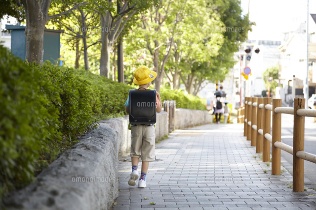 登校する, 登校する小学生 – PPKMIA