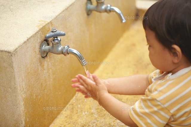 水道の蛇口の栓を閉める子供の手 の写真素材 イラスト素材 アマナイメージズ 水道の蛇口の栓を閉める子供の手 の写真素材 イラスト素材 アマナイメージズ