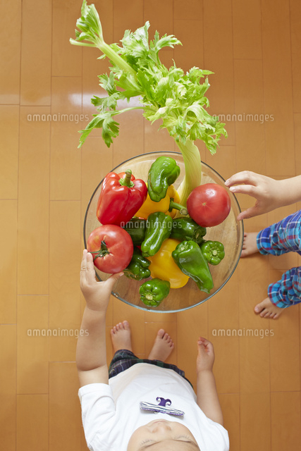 セロリやトマト ピーマン パプリカなどの野菜を選ぶ幼児と子供 の写真素材 イラスト素材 アマナイメージズ セロリやトマト ピーマン パプリカなどの野菜を選ぶ幼児と子供 の写真素材 イラスト素材 アマナイメージズ