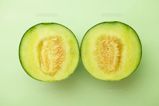 半分に切られたメロン の写真素材 イラスト素材 アマナイメージズ