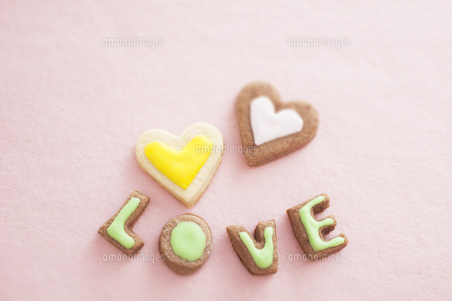 ハート型とloveの文字型のクッキー の写真素材 イラスト素材 アマナイメージズ