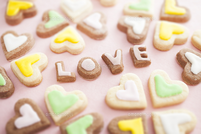ハート型とloveの文字型のクッキー の写真素材 イラスト素材 アマナイメージズ
